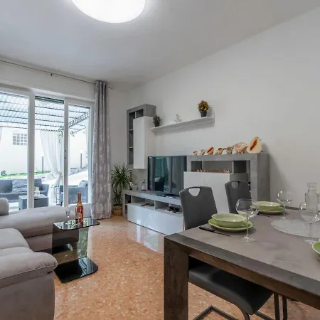 Giardino Al Mare By Interhome Daire